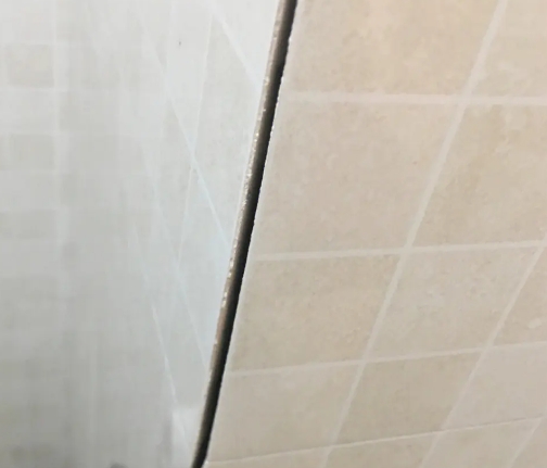 岳阳瓷砖空鼓维修公司分享阳台瓷砖脱落的修复过程可以分为以下几个步骤