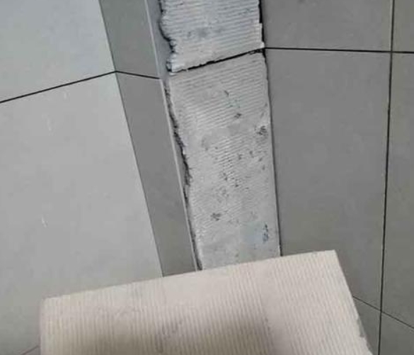 岳阳瓷砖空鼓维修公司分享下厨房瓷砖脱落的补救措施。